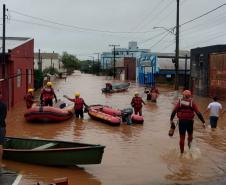 Equipe do CBMPR em ação no RS.