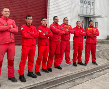 Bombeiros militares do Paraná retornam a Curitiba após o encerramento da operação no RS.