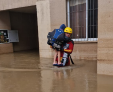 Bombeiros do Paraná em ação no RS em 2024.