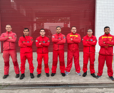 Bombeiros militares do Paraná retornam a Curitiba após o encerramento da operação no RS.