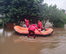 Bombeiros do Paraná em ação no Rio Grande do Sul em 2024.