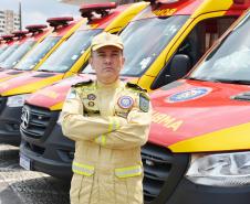 Comandante-Geral do CBMPR a frente das Ambulâncias recebidas