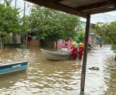 Equipe do CBMPR em ação no RS.