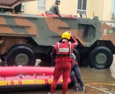 Equipe do CBMPR em ação no RS.