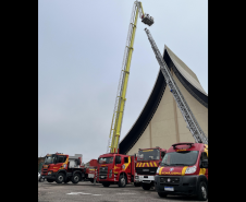 Viaturas do CBMPR em frente à Paróquia Imaculada Conceição, no Guabirotuba. Páscoa dos Militares, 2024.