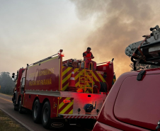 Bombeiros do Paraná em ação durante os incêndios florestais em agosto de 2024.