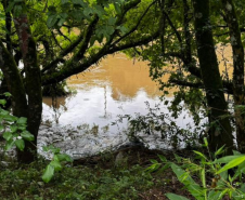 Corpo de Bombeiros em ação na cidade de General Carneiro: menina de 2 anos que estava desaparecida foi encontrada nesta sexta-feira (8).