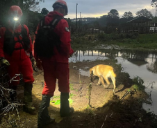 Corpo de Bombeiros em ação na cidade de General Carneiro: menina de 2 anos que estava desaparecida foi encontrada nesta sexta-feira (8).