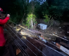 Corpo de Bombeiros em ação na cidade de General Carneiro: menina de 2 anos que estava desaparecida foi encontrada nesta sexta-feira (8).