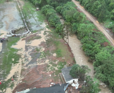 Corpo de Bombeiros em ação na cidade de General Carneiro: menina de 2 anos que estava desaparecida foi encontrada nesta sexta-feira (8).