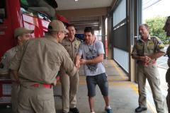 Sobrevivente soterramento visita quartel. 