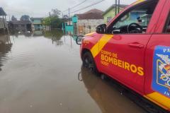 Bombeiros militares do Paraná prestam apoio em União da Vitória, castigada pelas enchentes.