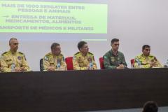 Bombeiros do Paraná retornam de ação para resgatar vítimas de enchentes no RS.