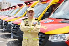 Comandante-Geral do CBMPR a frente das Ambulâncias recebidas