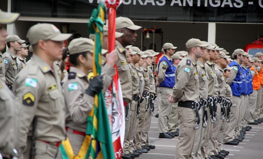 Dia Nacional do Bombeiro é comemorado com homenagens e entrega de medalhas em Curitiba