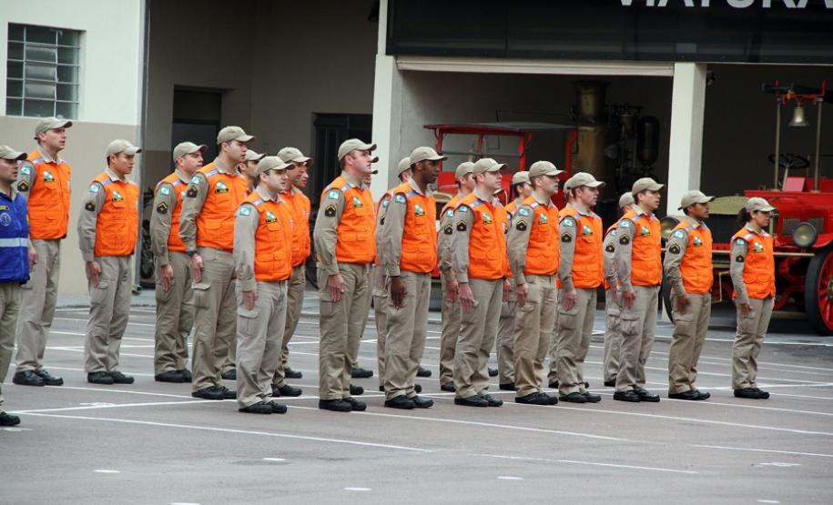 Dia Nacional do Bombeiro é comemorado com homenagens e entrega de medalhas em Curitiba