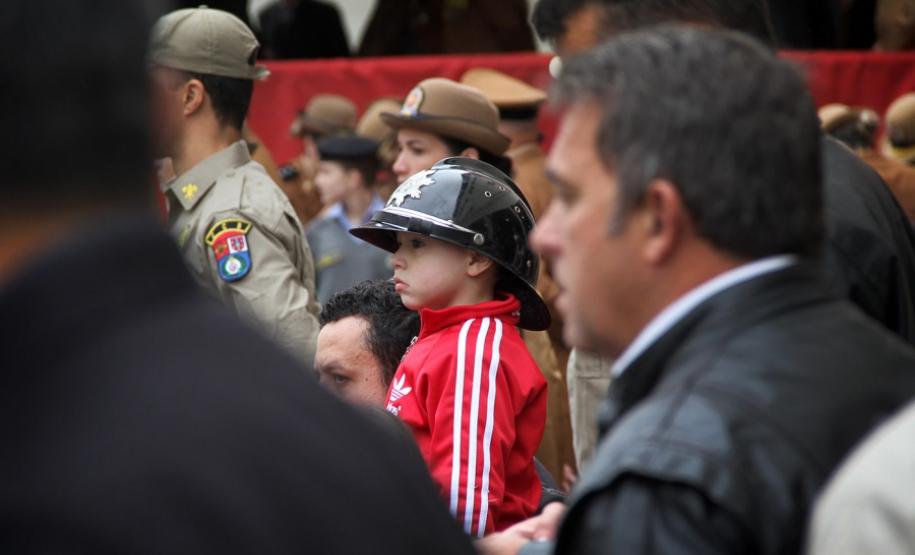 Dia Nacional do Bombeiro é comemorado com homenagens e entrega de medalhas em Curitiba