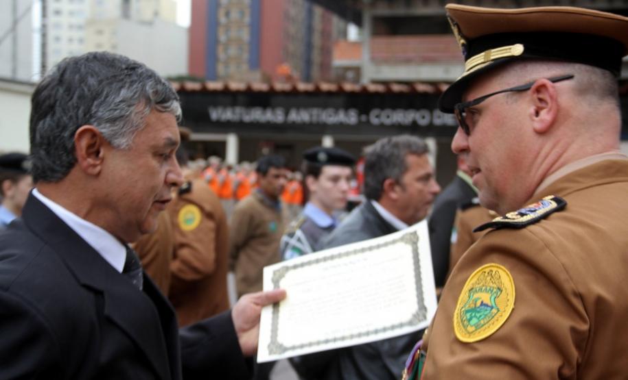 Dia Nacional do Bombeiro é comemorado com homenagens e entrega de medalhas em Curitiba