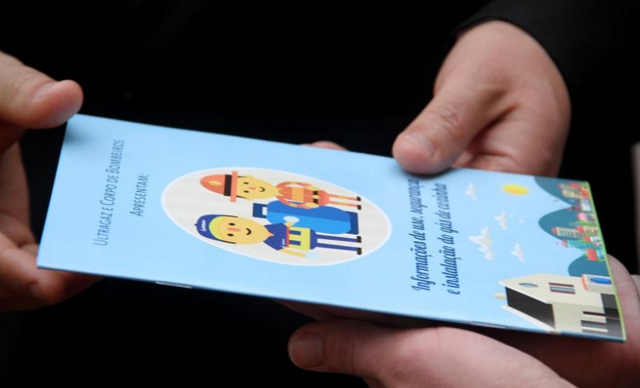 Dia Nacional do Bombeiro é comemorado com homenagens e entrega de medalhas em Curitiba