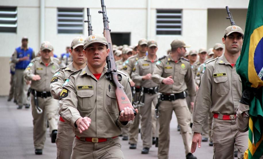 Dia Nacional do Bombeiro é comemorado com homenagens e entrega de medalhas em Curitiba