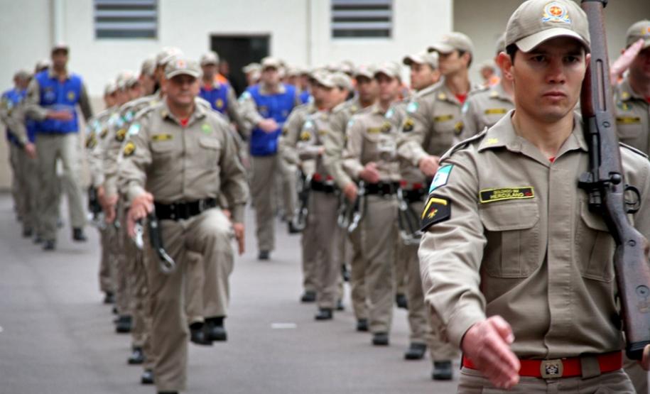 Dia Nacional do Bombeiro é comemorado com homenagens e entrega de medalhas em Curitiba