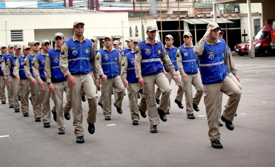 Dia Nacional do Bombeiro é comemorado com homenagens e entrega de medalhas em Curitiba