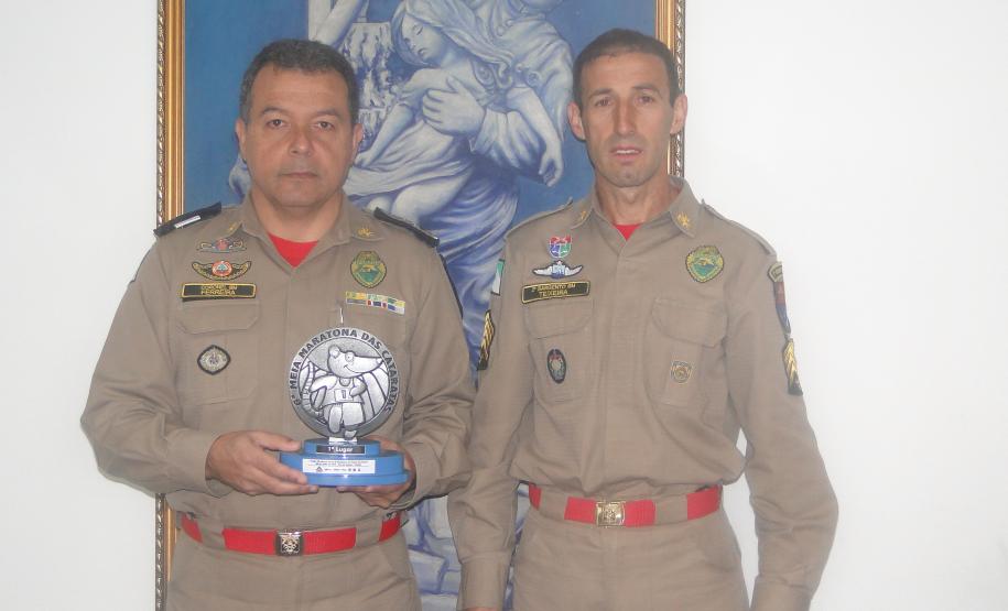 Coronel Ferreira recebendo o troféu conquistado pelo Sargento Teixeira