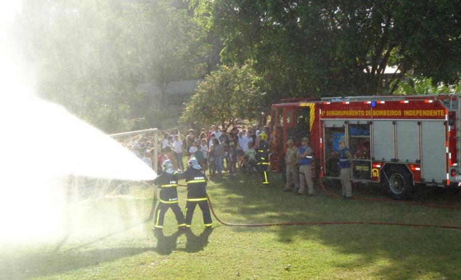 Sexto Subgrupamento de Bombeiros Independente Visita APAE de Umuarama