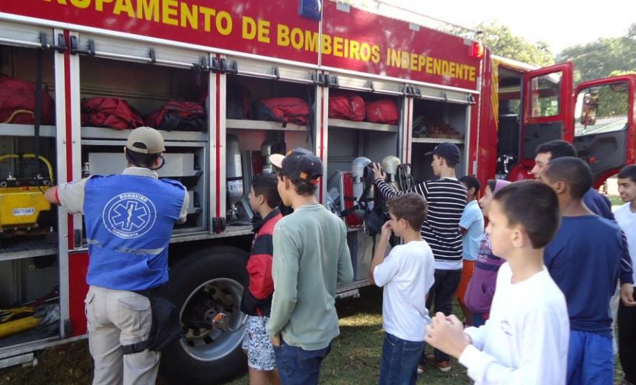 Sexto Subgrupamento de Bombeiros Independente Visita APAE de Umuarama
