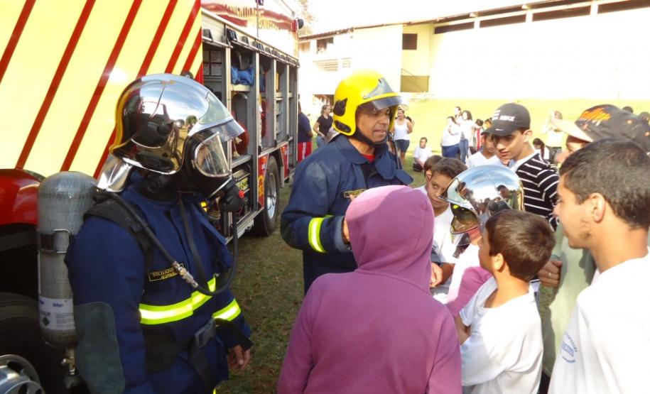 Sexto Subgrupamento de Bombeiros Independente Visita APAE de Umuarama