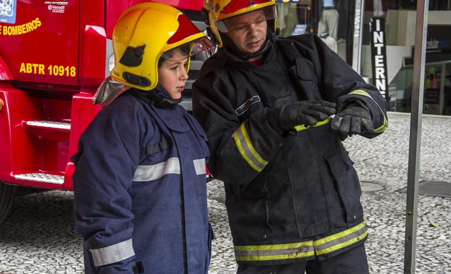 Apresentação do Corpo de Bombeiros na rua XV de Novembro Foto Cabo Daniel Meneghetti