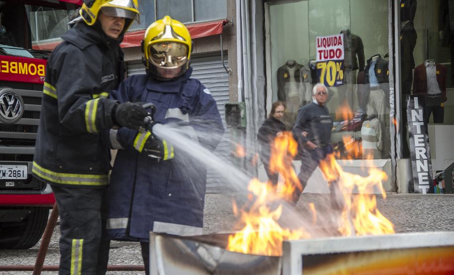 Apresentação do Corpo de Bombeiros na rua XV de Novembro Foto Cabo Daniel Meneghetti