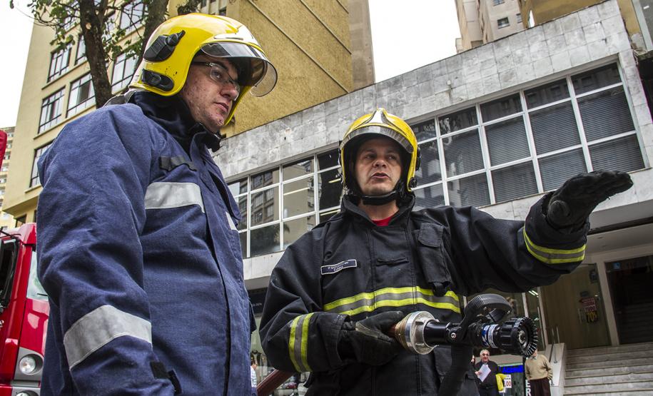 Apresentação do Corpo de Bombeiros na rua XV de Novembro Foto Cabo Daniel Meneghetti