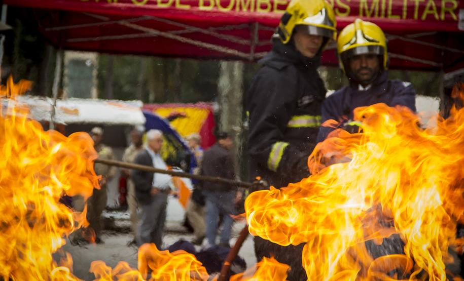Apresentação do Corpo de Bombeiros na rua XV de Novembro Foto Cabo Daniel Meneghetti