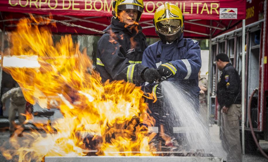 Apresentação do Corpo de Bombeiros na rua XV de Novembro Foto Cabo Daniel Meneghetti