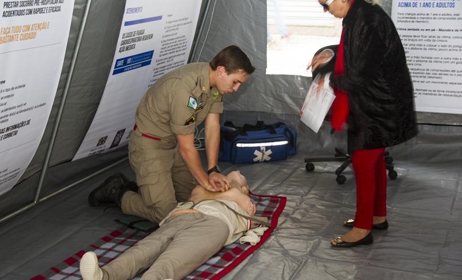 Apresentação do Corpo de Bombeiros na rua XV de Novembro Foto Cabo Daniel Meneghetti