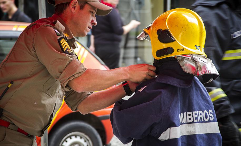 Apresentação do Corpo de Bombeiros na rua XV de Novembro Foto Cabo Daniel Meneghetti