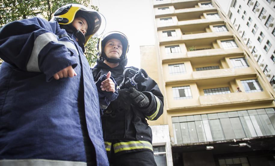 Apresentação do Corpo de Bombeiros na rua XV de Novembro Foto Cabo Daniel Meneghetti