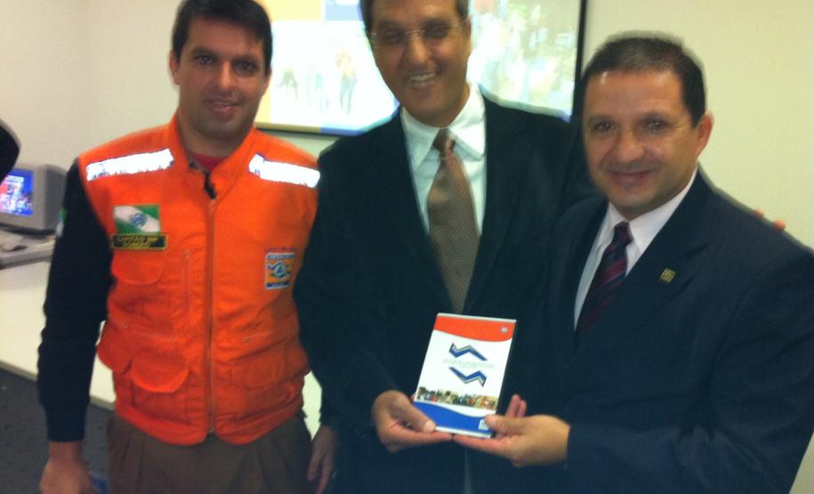 Da esquerda para a direita, o Capitão Romero, o Secretário José Richa e o Tenente-coronel Barros