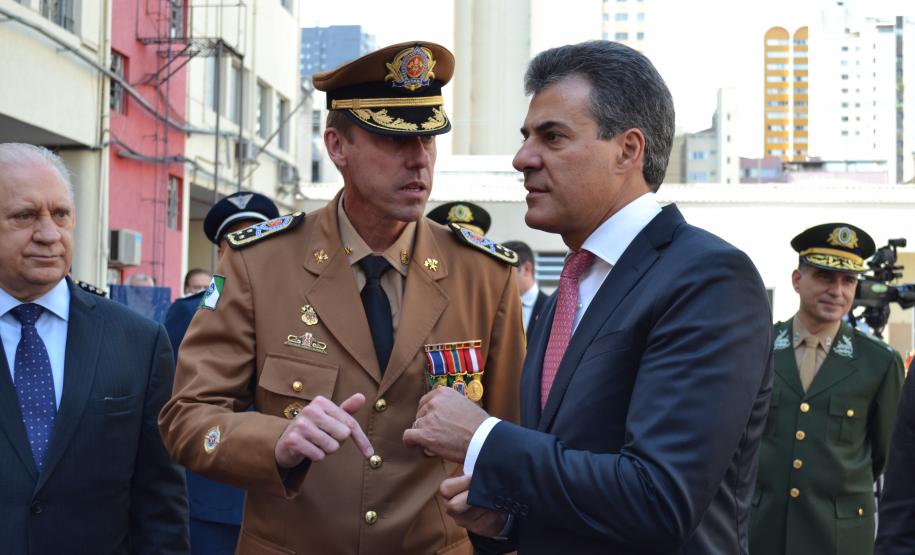 Entrega de medalhas e de equipamentos ao Corpo de Bombeiros marca 103º aniversário em Curitiba