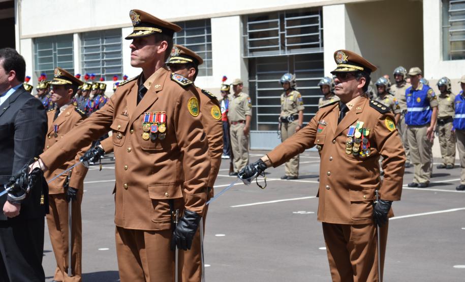 Entrega de medalhas e de equipamentos ao Corpo de Bombeiros marca 103º aniversário em Curitiba