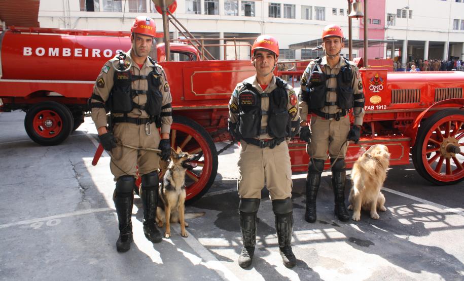Entrega de medalhas e de equipamentos ao Corpo de Bombeiros marca 103º aniversário em Curitiba