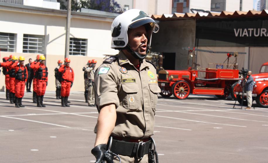 Entrega de medalhas e de equipamentos ao Corpo de Bombeiros marca 103º aniversário em Curitiba
