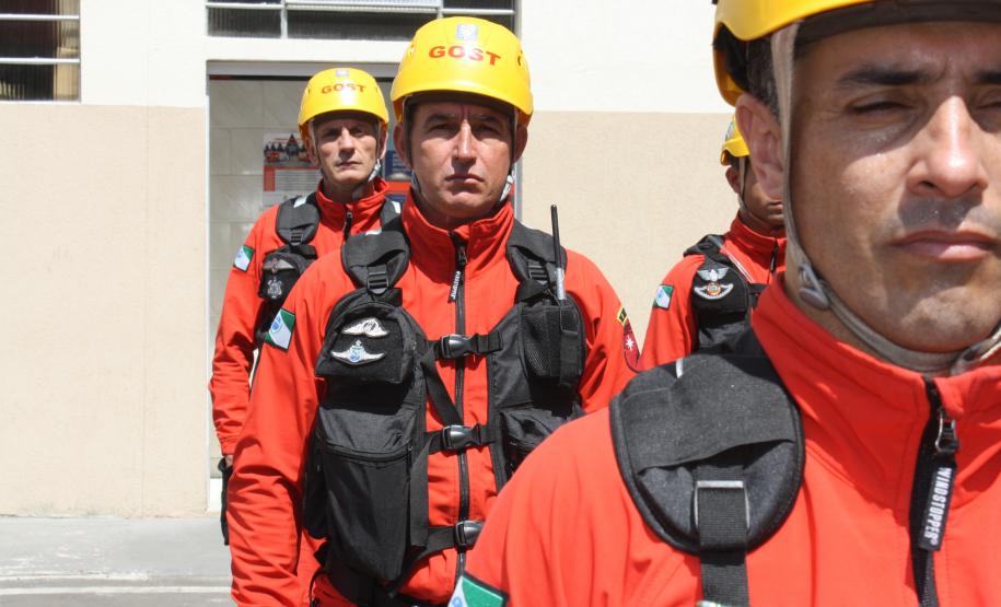 Entrega de medalhas e de equipamentos ao Corpo de Bombeiros marca 103º aniversário em Curitiba