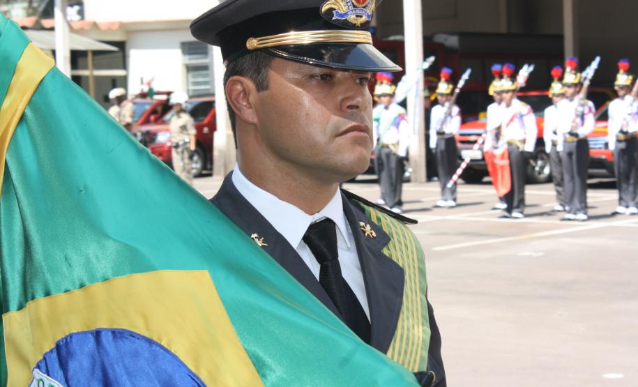Entrega de medalhas e de equipamentos ao Corpo de Bombeiros marca 103º aniversário em Curitiba