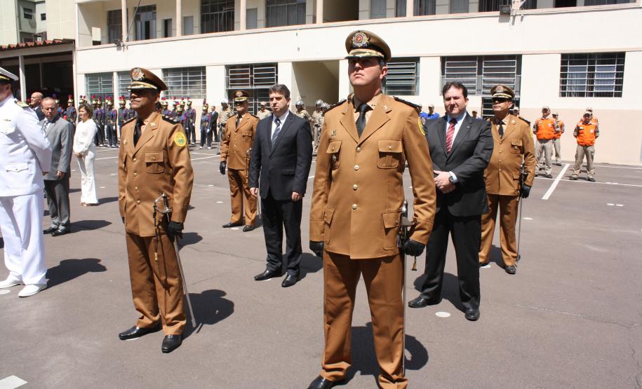 Entrega de medalhas e de equipamentos ao Corpo de Bombeiros marca 103º aniversário em Curitiba