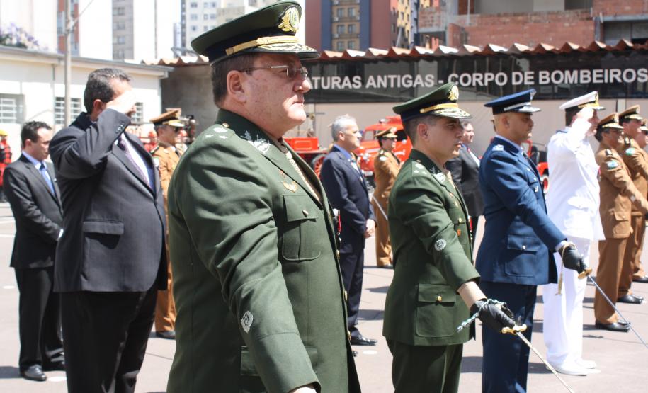 Entrega de medalhas e de equipamentos ao Corpo de Bombeiros marca 103º aniversário em Curitiba