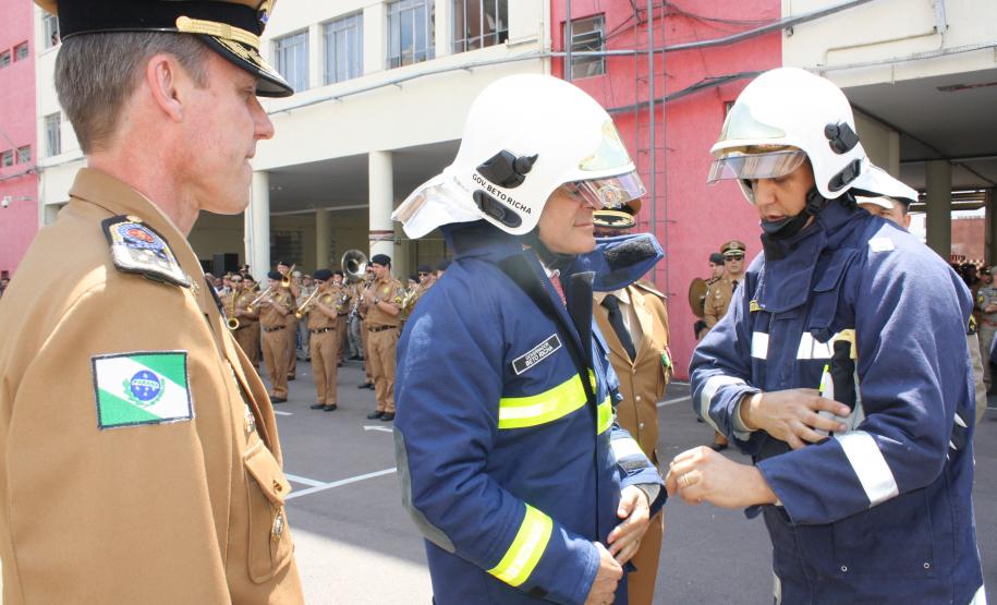 Entrega de medalhas e de equipamentos ao Corpo de Bombeiros marca 103º aniversário em Curitiba