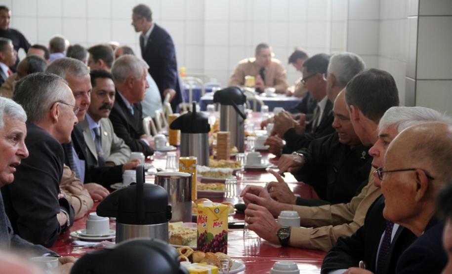 Corpo de Bombeiros Realiza Café da Manhã para Oficiais e Praças da Reserva em Alusão aos 103 Anos da Instituição