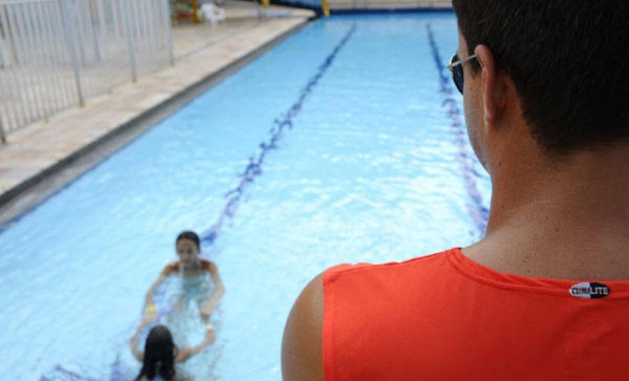 Guarda-vidas em piscina